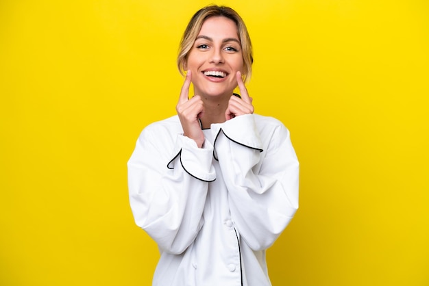 Foto mujer chef uruguaya aislada de fondo amarillo sonriendo con una expresión feliz y agradable