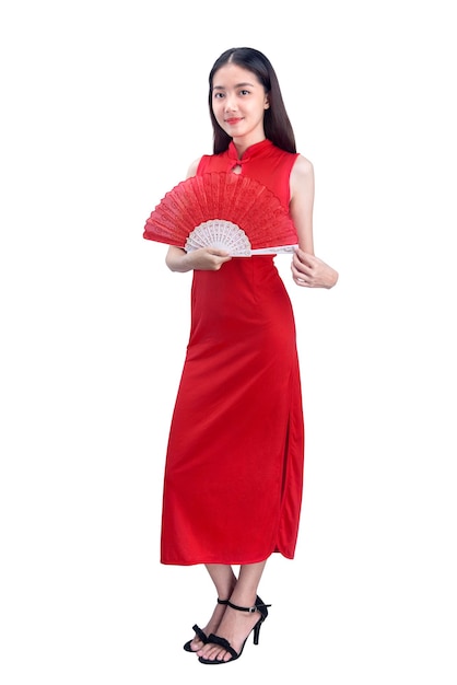 Mujer china asiática en un cheongsam vestido sosteniendo ventilador aislado sobre fondo blanco.