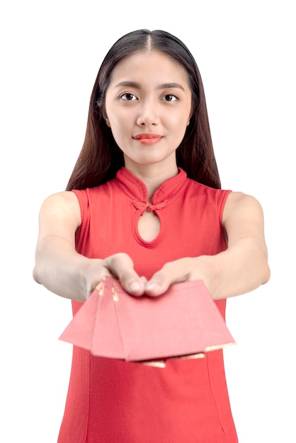 Mujer China asiática en un vestido cheongsam dando sobres rojos (Angpao) aislado sobre fondo blanco.