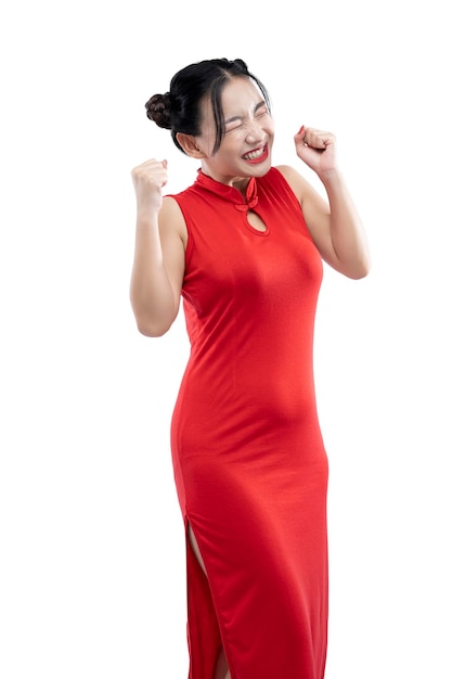 Mujer china asiática con un vestido cheongsam de pie con una expresión emocionada