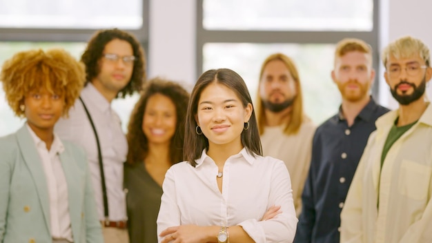 Mujer china dirigiendo un equipo de trabajo en la oficina