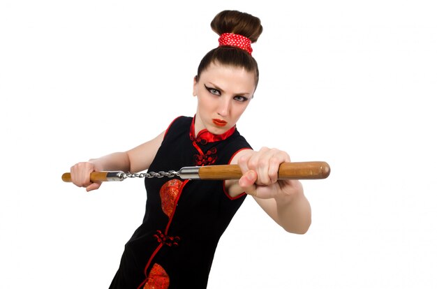 Mujer china divertida con nunchucks aislados