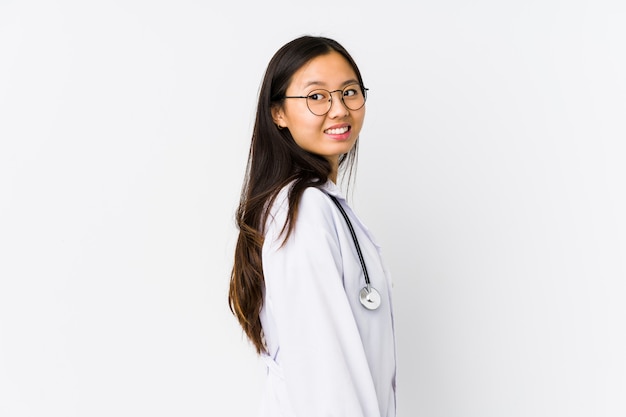 La mujer china del doctor joven aislada mira a un lado sonriente, alegre y agradable.