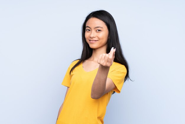 Mujer China haciendo gesto de dinero