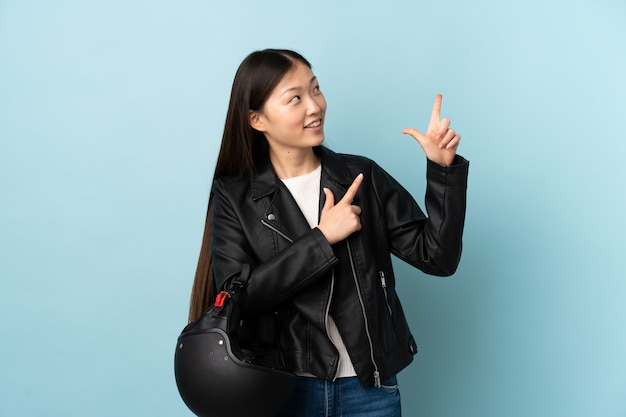 Mujer China sosteniendo un casco de motocicleta aislado