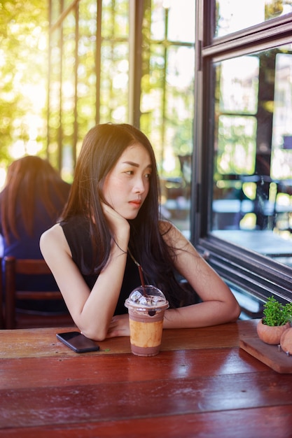 mujer con chocolate en el café