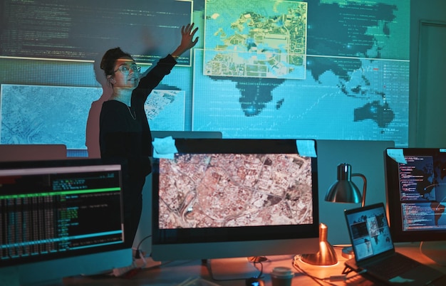Mujer de ciberseguridad y presentación global con gráfico de mapa para datos de phishing y piratas informáticos Empleado de delitos cibernéticos y tecnología para piratería de cortafuegos y codificación de ransomware para algoritmo de sistema