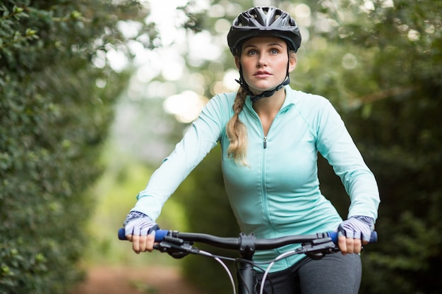 Mujer, ciclismo, en el camino