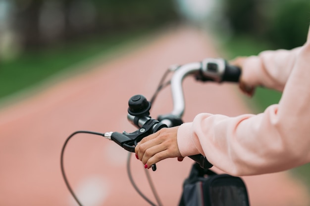 Mujer ciclista en bicicleta en carril bici, primer plano