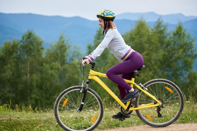 Mujer ciclista bicicleta en las montañas