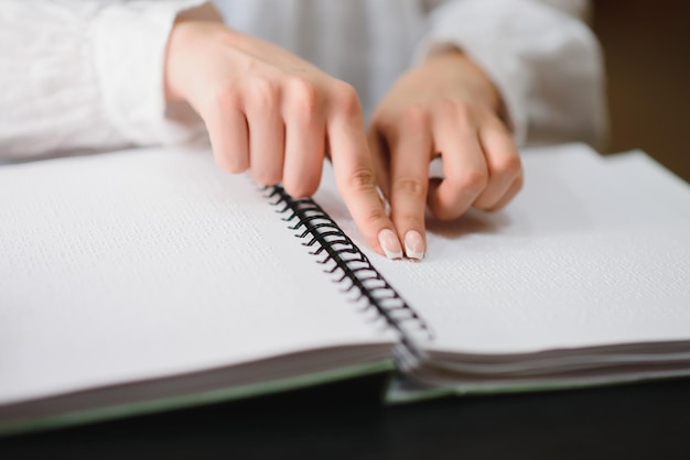 Mujer ciega leyó libro escrito en Braille