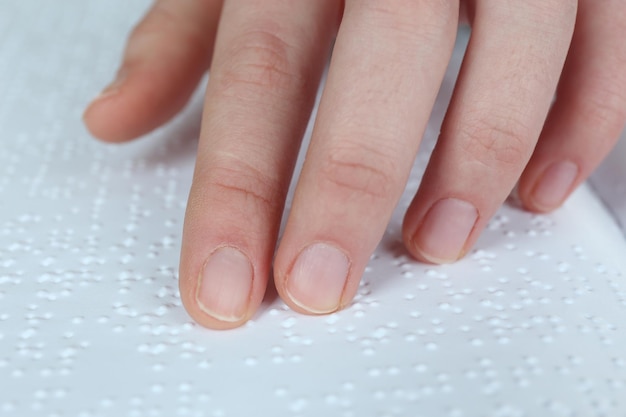 Foto mujer ciega leyó libro escrito en braille