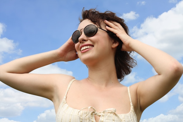 Foto mujer y cielo