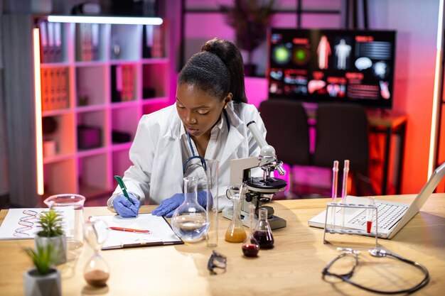 Mujer científica afroamericana trabajando en laboratorio