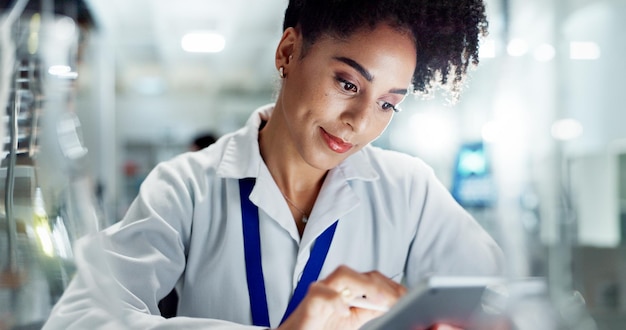 Mujer científica e investigadora con tableta para resultados estudio médico o examen sobre un nuevo descubrimiento en el laboratorio Persona femenina o bióloga que trabaja en tecnología para la navegación en línea o experimento en el laboratorio
