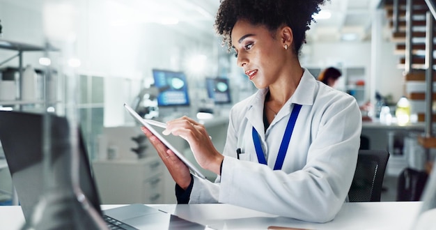 Mujer científica e investigadora con tableta para resultados estudio médico o nuevo descubrimiento en experimento prueba o examen en laboratorio Persona femenina o bióloga con tecnología para datos científicos en laboratorio