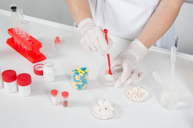 Una mujer científica feliz en el laboratorio.