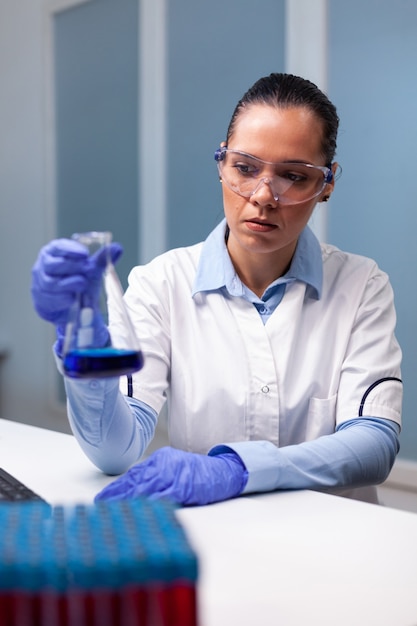 Mujer científica investigando la enfermedad de microbiología