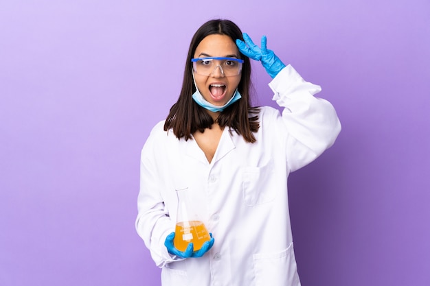 Foto mujer científica investigando una vacuna para curar la enfermedad por coronavirus con expresión de sorpresa