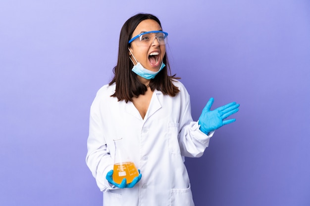 Foto mujer científica investigando una vacuna para curar la enfermedad con expresión facial sorprendida
