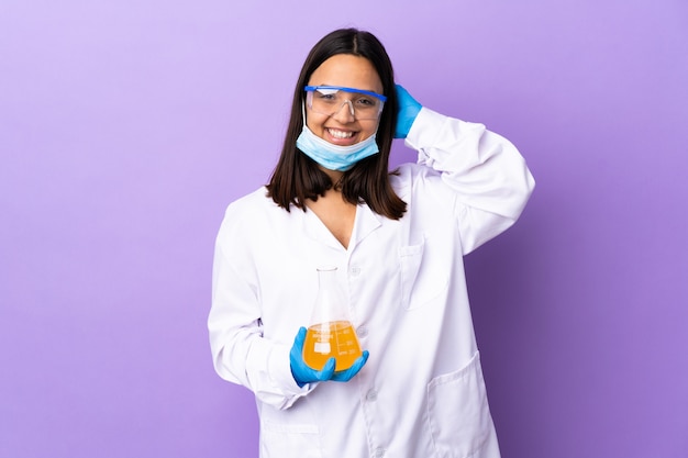 Foto mujer científica investigando una vacuna para curar la enfermedad riendo