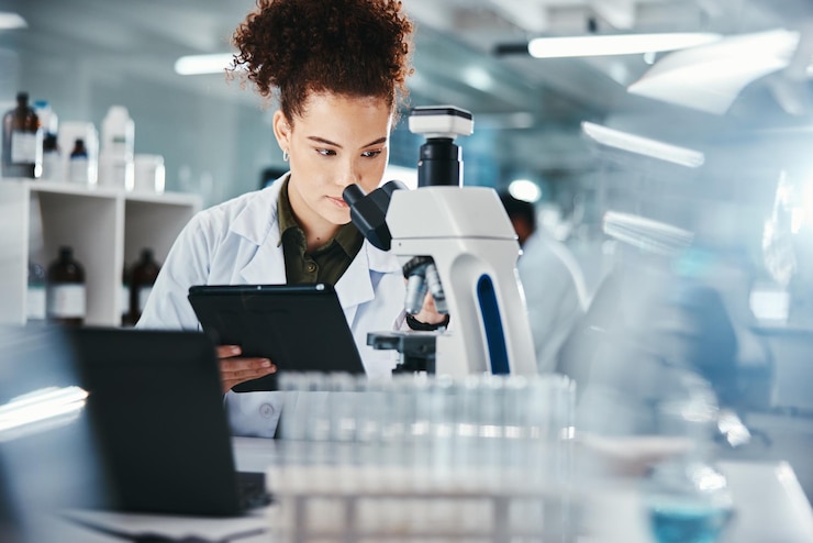 Foto mujer científica y tableta con microscopio en el laboratorio para la investigación de experimentos datos médicos o información científica persona investigadora y digital para el estudio de biotecnología retroalimentación y solución de vacunas