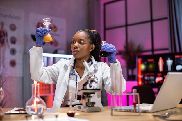 Mujer científica trabajando en un laboratorio moderno Doctor haciendo investigación en microbiología