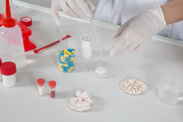 Mujer científica trabajando en un laboratorio