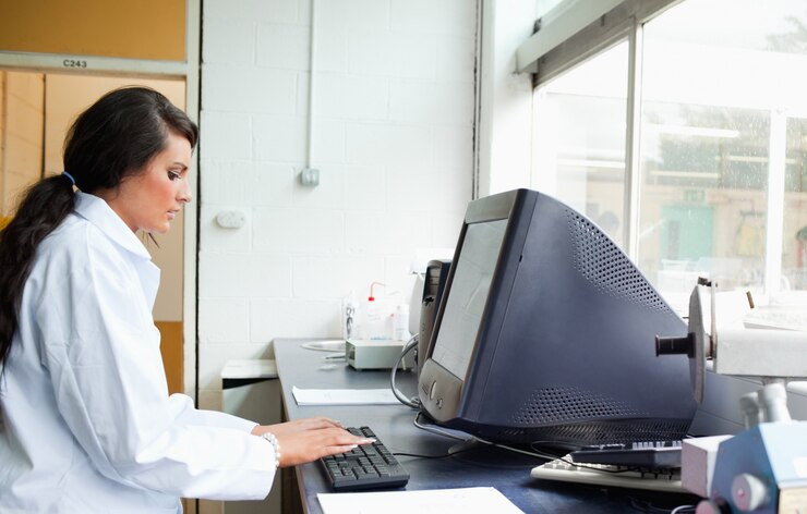 Foto mujer científico que usa un monitor
