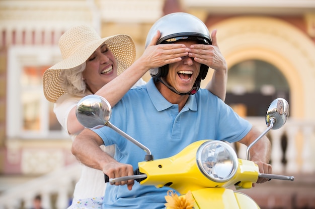 La mujer cierra los ojos del hombre