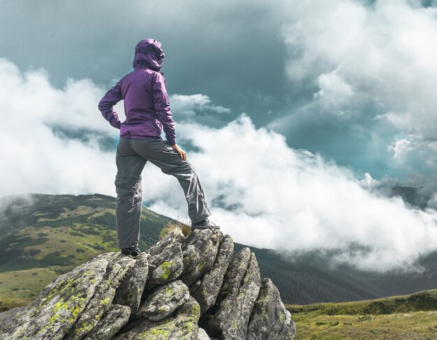 Foto mujer en la cima de una montaña