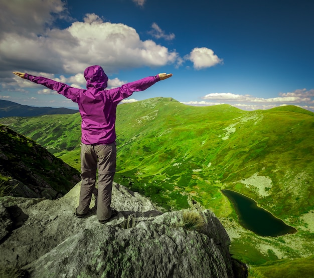 Mujer en la cima de una montaña