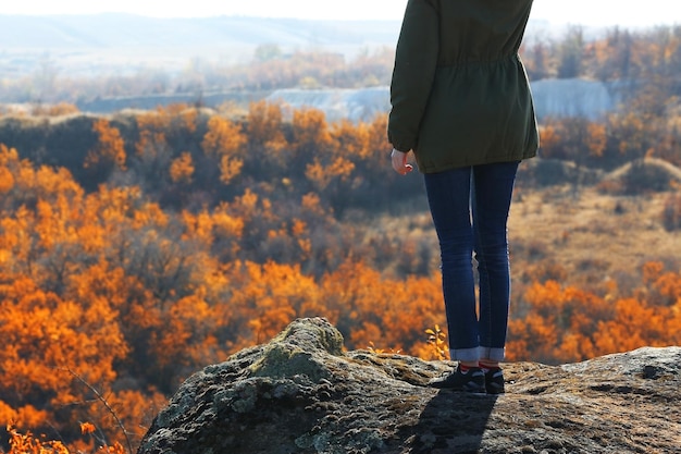 Mujer en la cima de la montaña