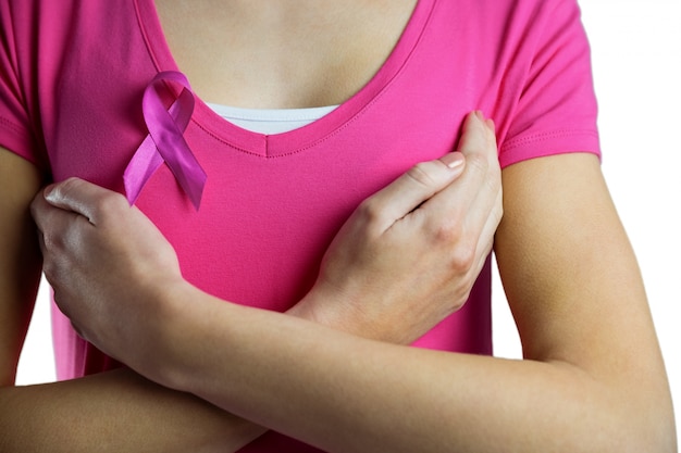 Foto mujer con cinta de cáncer de mama