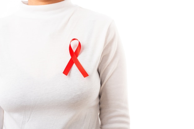 Mujer con cinta para concienciar sobre el VIH / SIDA