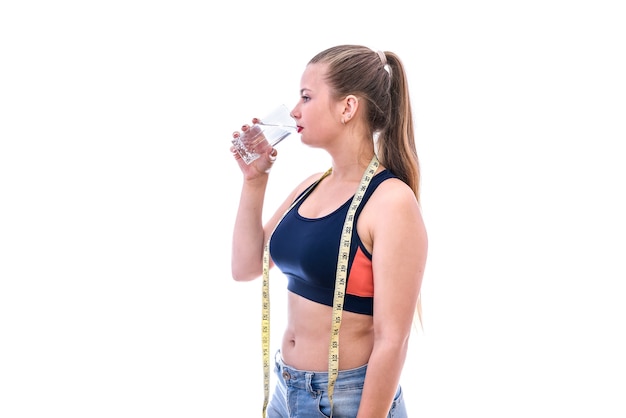 Mujer con cinta métrica agua potable aislado en blanco