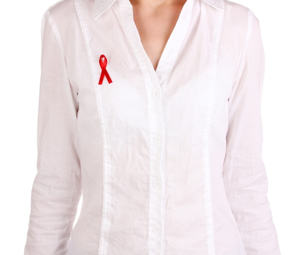Mujer con cinta roja en camisa blanca aislado en blanco
