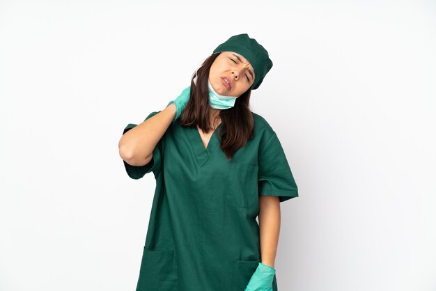 Mujer de cirujano en uniforme verde sobre blanco con dolor de cuello