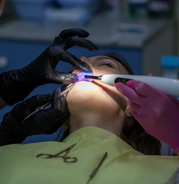 Una mujer en una cita con el dentista para reemplazar los arcos con aparatos ortopédicos