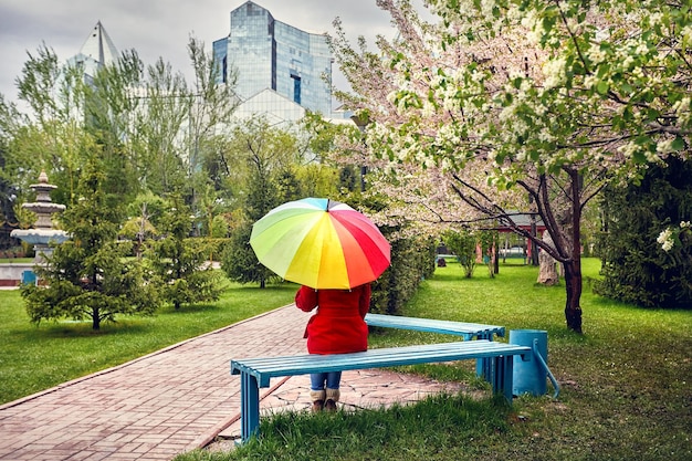 Mujer en City Park en primavera