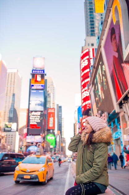 Mujer de la ciudad de nueva york en times square hermosa joven feliz sonriente niña en manhattan ciudad de nueva york ne...