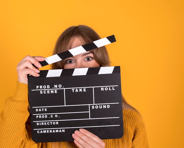 Mujer con una claqueta de cine, concepto de cine