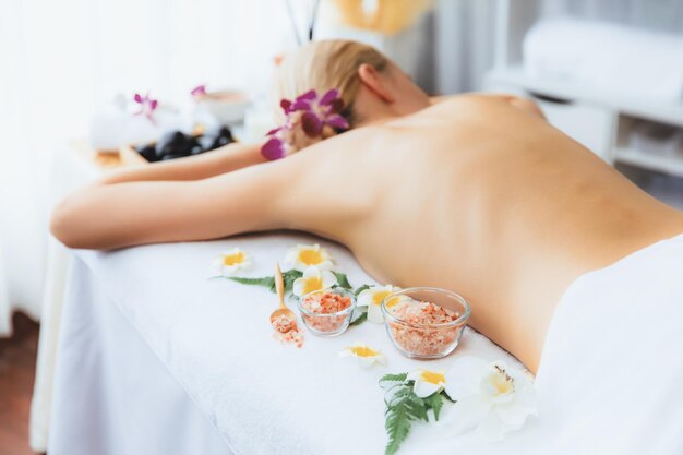 Foto mujer cliente teniendo tratamiento de exfoliación en un spa de lujo quiescente