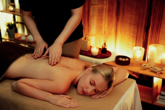 Mujer cliente teniendo tratamiento de exfoliación en un spa de lujo quiescente