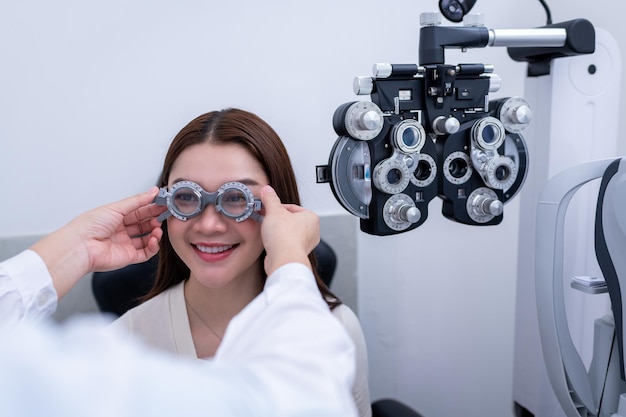 Mujer cliente de tienda óptica haciendo medición de la vista con foróptero óptico para verificar la distancia ocular