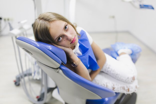 Foto mujer en una clínica dental