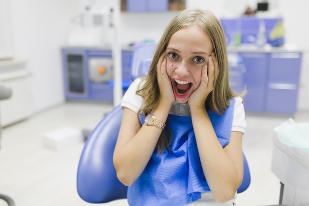 Mujer en una clínica dental