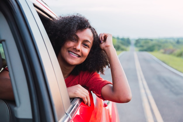 Mujer en un coche en la carretera