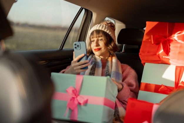 Mujer en coche con regalos de navidad