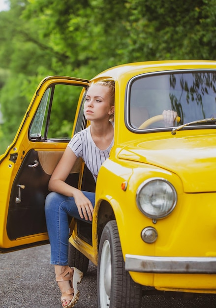 mujer, en, coche retro, niña, conductor, viejo, moda, automóvil, estilo